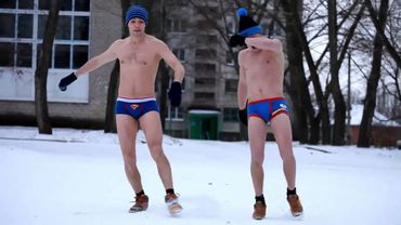 Парни танцуют в трусах на морозе  Я под столом  Смешно до слез