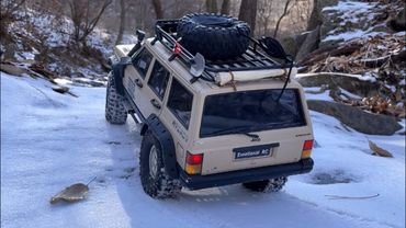 Axial SCX10 III Jeep Cherokee XJ Off-road Driving 4X4 RC Car No.13