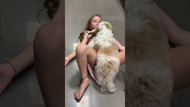 Marina brincando com Duquesa