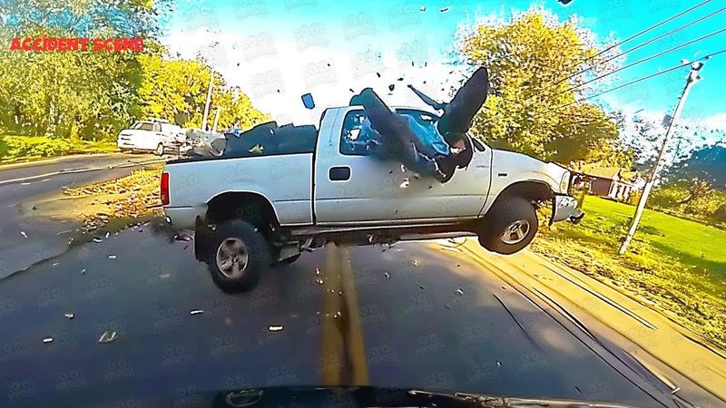 67 SCHOCKIERENDE Autounfall-Momente 2025: Idioten in Autos vor der Kamera