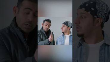 الشباب يدورون غرفة في أوروبا مو لاقيين