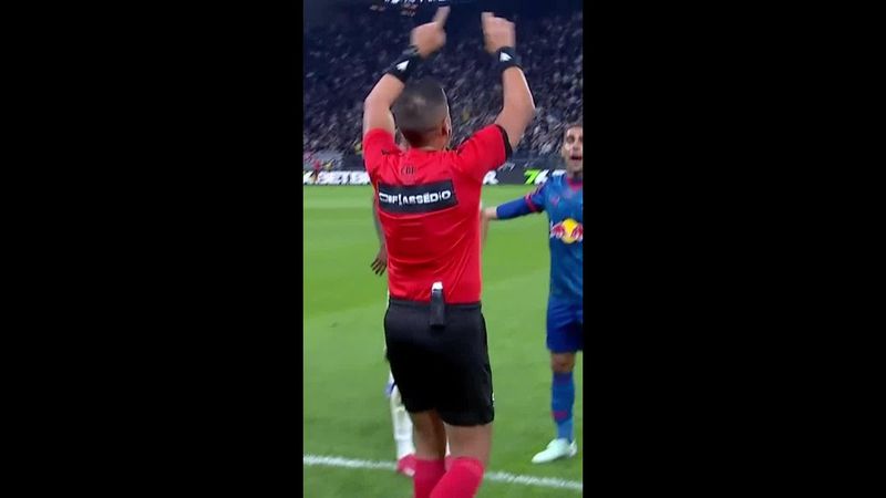 Gol de pênalti de Eduardo Sasha contra o Corinthians