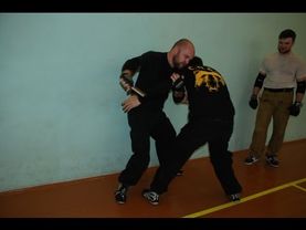 Извлечение ножа при толчке о стену. Ножевой бой S.P.A.S. «Knife fighting S.P.A.S.»