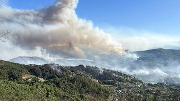 Лесной пожар угрожает городам в Португалии