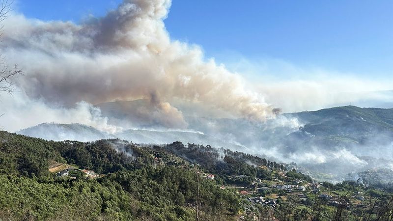 Лесной пожар угрожает городам в Португалии