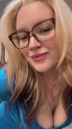 💙🥶💙😨 I eat @ work. #plussize #plussizefashion #fyp #curvy #bigbelly 