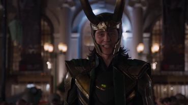 На колени передо мной. Я сказал, на колени. Локи нападает на людей в Штутгарте.  Мстители. 2012