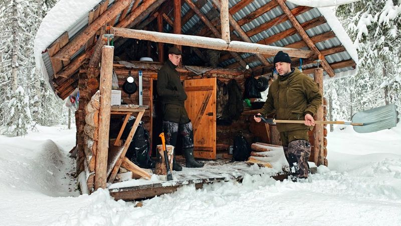 УЕХАЛИ В ИЗБУ. СТАВЛЮ КАПКАНЫ НА КУНИЦУ. ЗИМА ПРИШЛА