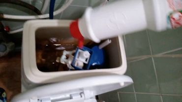 Устраняем течь воды после смыва в унитазе за 5 секунд