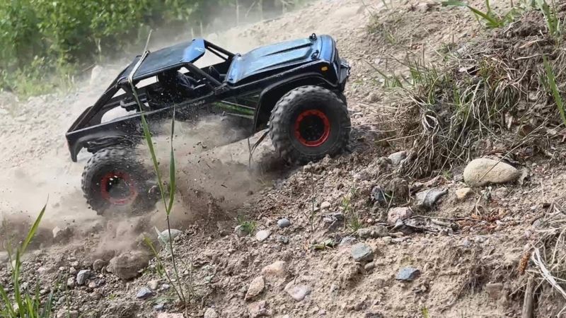 Axial 1.9 Wraith  Crawling,  bashing and Rock bouncing!