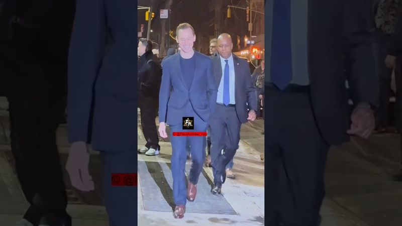 ® #tomhiddleston in some elegant style today in NYC אהבה תמיד מנצחת. 😉👌