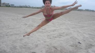 bella танцует на пляже a girl dancing on the beach ⛱️#model #cute #fashion