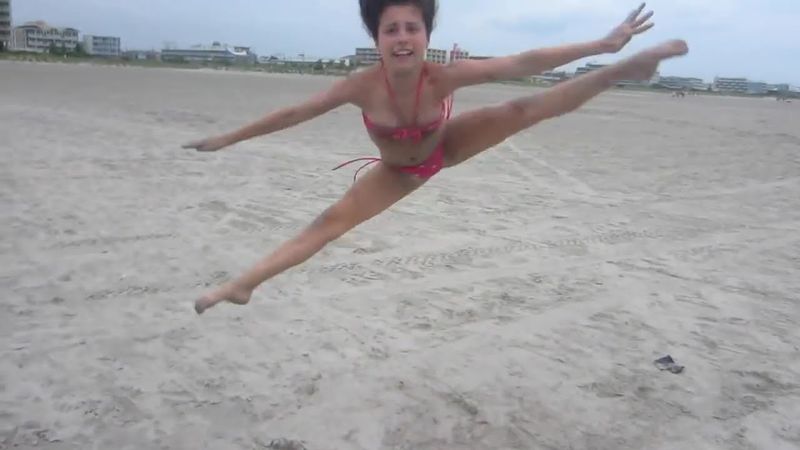 bella танцует на пляже a girl dancing on the beach ⛱️#model #cute #fashion