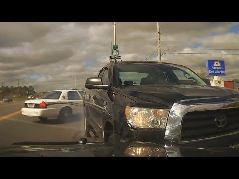 Полиция США таранит пикап.