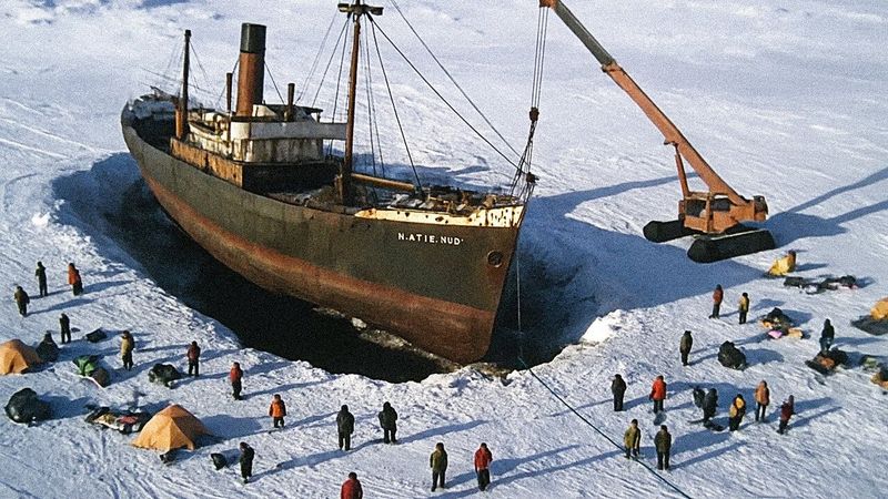 Корабль, оставленный во льдах, появился через 50 лет