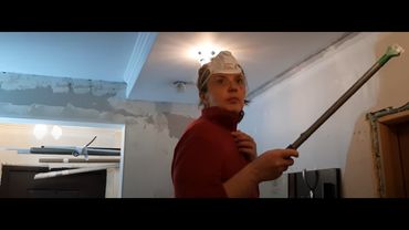 Разломала туалет. Паяю полипропиленовый трубы. Оббиваю кровать. Счищаю потолок.