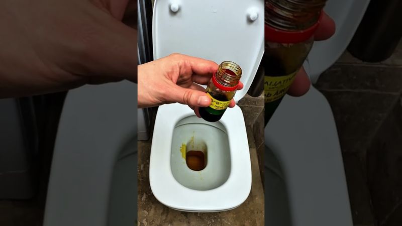 Выливаю йод в унитаз и тем самым облегчает себе быт #рецепты #советы #лайфхаки