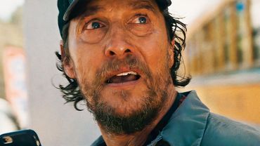 Мужчина выживает в ОГНЕННОМ АДУ, пытаясь спасти 22 УЧЕНИКА на школьном автобусе [пересказ]