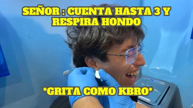 GLOGLO SE PERFORA LA OREJA EN LA COMICCON DE BOGOTÁ