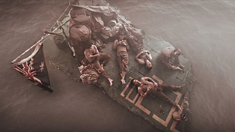 СОЛДАТЫ пытаются выжить посреди моря, страдая от ГОЛОДА и атак гигантской АКУЛЫ