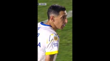 Ángel Di María probó de larga distancia, aunque su remate no salió como esperaba.