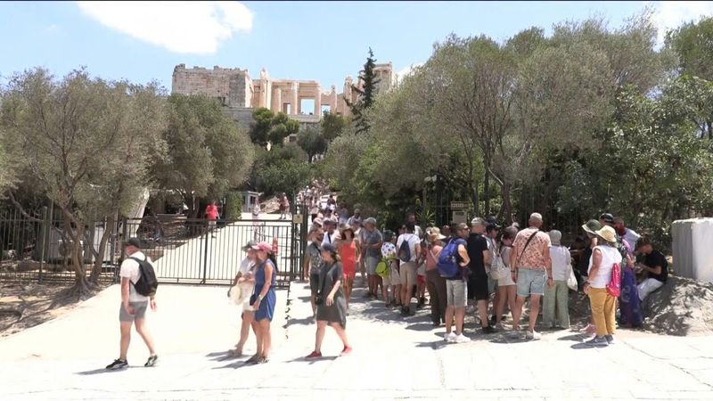 Tourist battle against heatwave in Athens | AFP