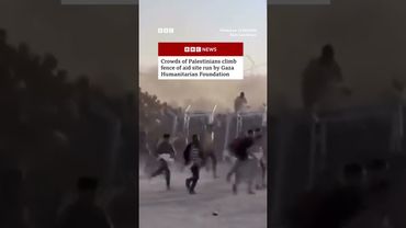 Video shows crowd of Palestinians rushing to aid site in Gaza. #Israel #Gaza #BBCNews