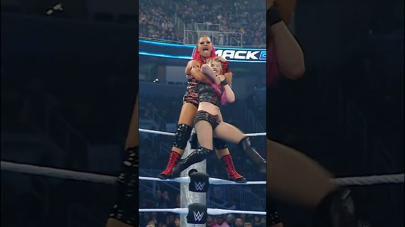 Zaria had Alexa Bliss hanging on for dear life 😳💪