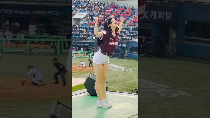 승리의 문을 힘차게 여는 지나님 #윤지나 #윤지나치어리더#키움히어로즈 #키움히어로즈치어리더