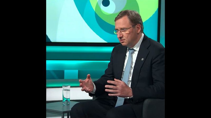 "Viens pret vieni" - ekonomists un LU rektors Gundars Bērziņš.