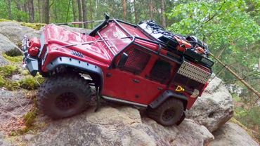 RC Traxxas TRX4 Defender scale 1/10 expedition riding by the lake