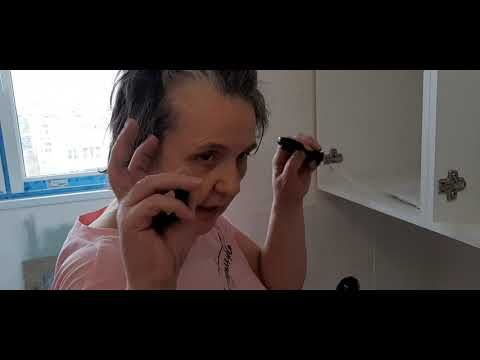 Неужели тараканы? Устанавливаю розетку на кухонный фартук.