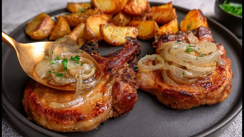 Uno chef francese ha svelato la ricetta per delle tenere costolette di maiale!