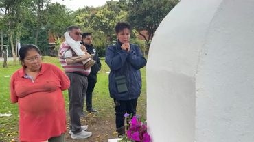 Colombians mourn at the site where presidential candidate Miguel Uribe was shot | AFP
