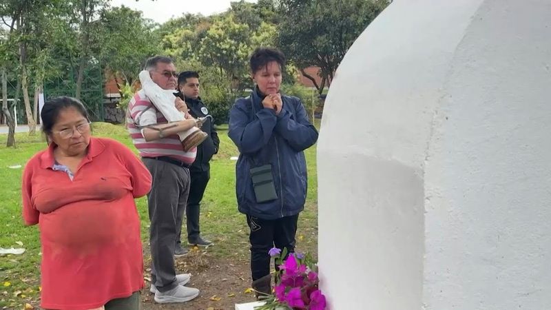 Colombians mourn at the site where presidential candidate Miguel Uribe was shot | AFP