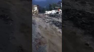 وفاة مواطن وفقدان طفلته وإصابة آخرين نتيجة السيول والانزلاقات الصخرية بمنطقة البريهة جبل حبشي في تعز