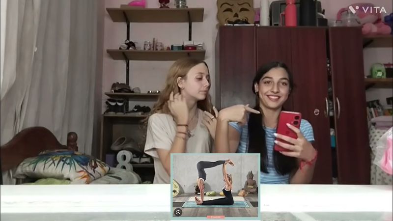 HACIENDO YOGA CON MI AMIGA!!