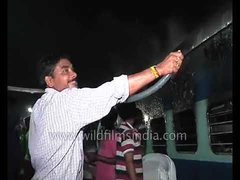 Sebuah kereta api terbakar di stasiun Delanga di distrik Puri, Odisha