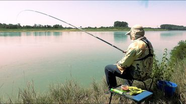 С удочкой на реке в летнюю жару. Ловля рыбы в реке с течением на маховую удочку. Рыбалка на удочку