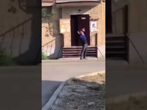 чел орет Если ты есть, Бог, помоги