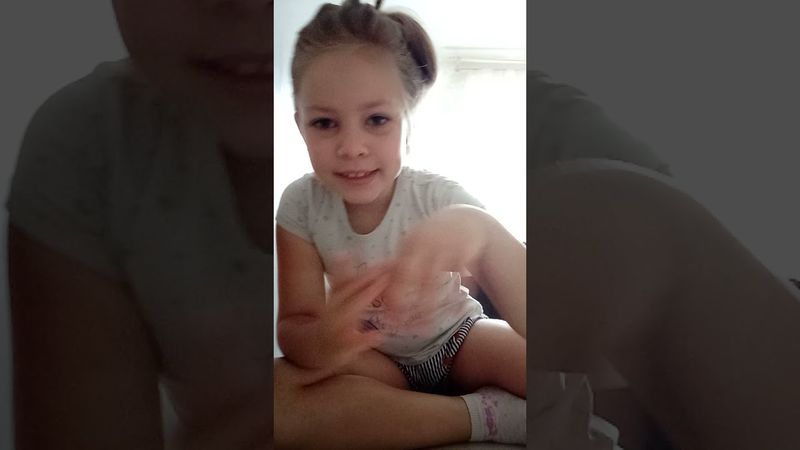 Милана делает слайм