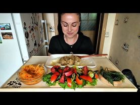 Мукбанг🍖Тушёная свинина с пюре, овощной салат, тушёная капуста 🥗🥬🍅🤤