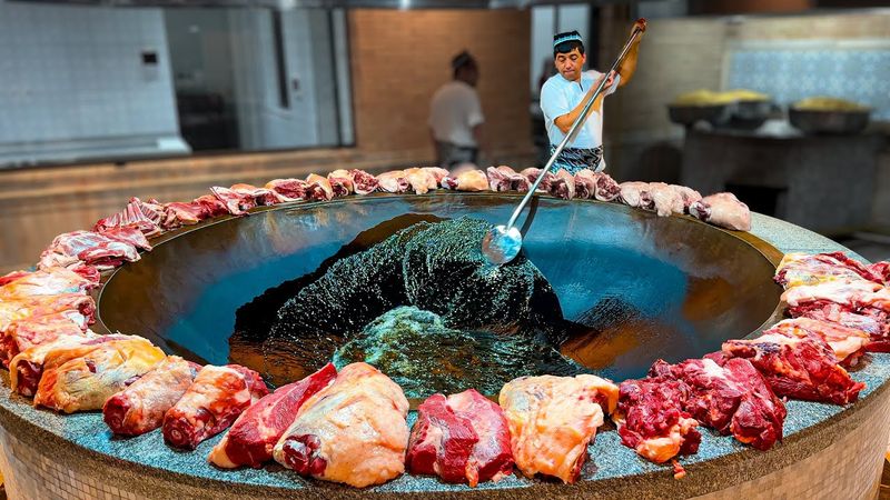 UNWIRKLICH! Usbekistan kocht täglich 500 kg Pilaw für 10.000 Menschen in EINEM TOPF! 😱🍚