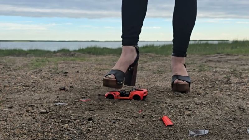 Model car crushed with 725 originals heels #asmrcrunch #highheels #modelcarcrush #highheelcarcrush