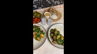 Суши? Роллы? Пффф. Вот так надо встречать женщину с работы) Смотреть со звуком)