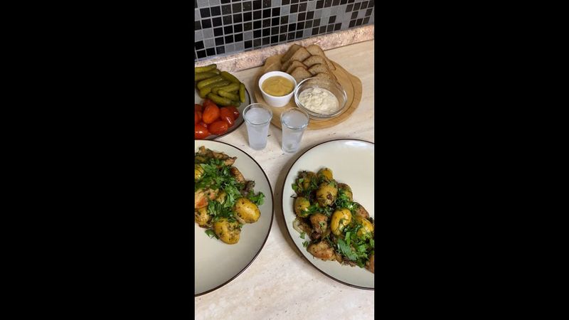 Суши? Роллы? Пффф. Вот так надо встречать женщину с работы) Смотреть со звуком)