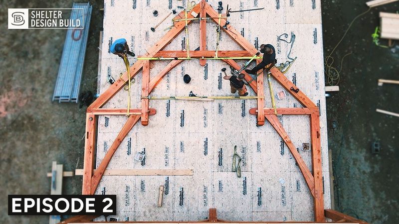 Assemblaggio e sollevamento di una capriata a travi a martello | Shelter costruisce una casa per ...