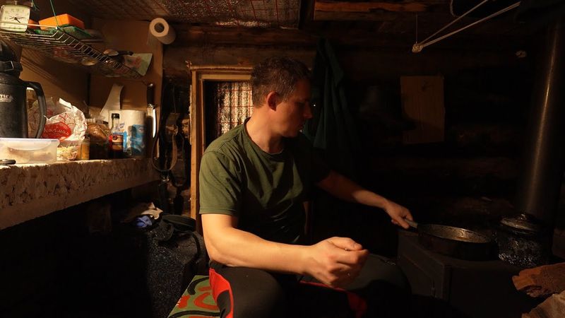 ЖИВУ В СТАРОЙ ИЗБЕ. РЫБАЛКА И БЫТ В ТАЙГЕ. ПОДЛЁДНАЯ СЪЁМКА.