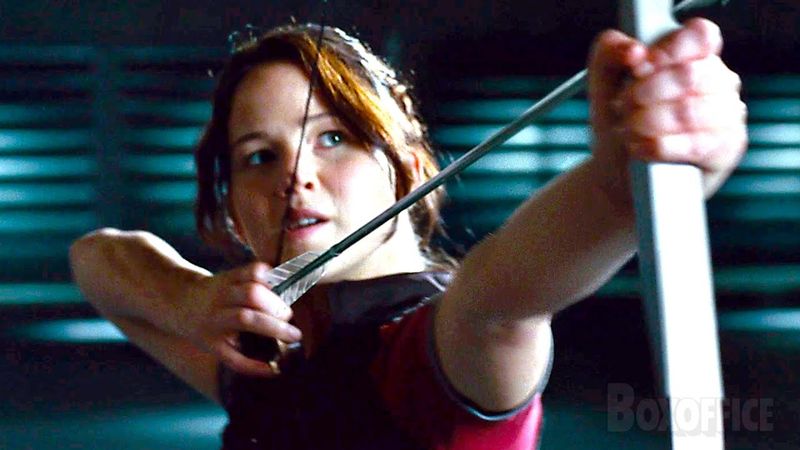 Katniss shoots the Apple | The Hunger Games | CLIP