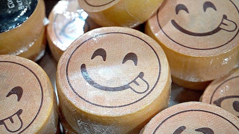 Всемирный день эмодзи: смайлики добрались до швейцарского сыра